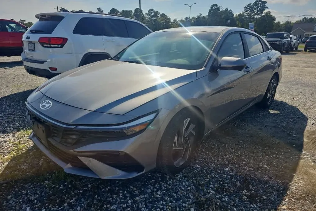 2024 Hyundai Elantra Limited photo 1