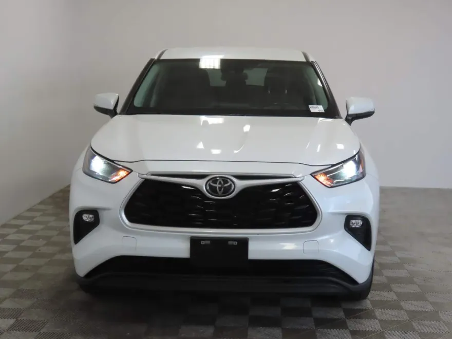 2023 Toyota Highlander L photo 1