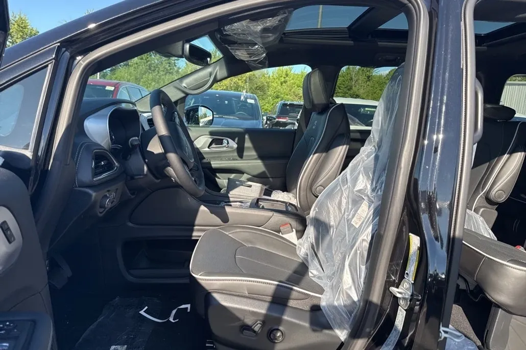 2026 Chrysler Pacifica Limited photo 1