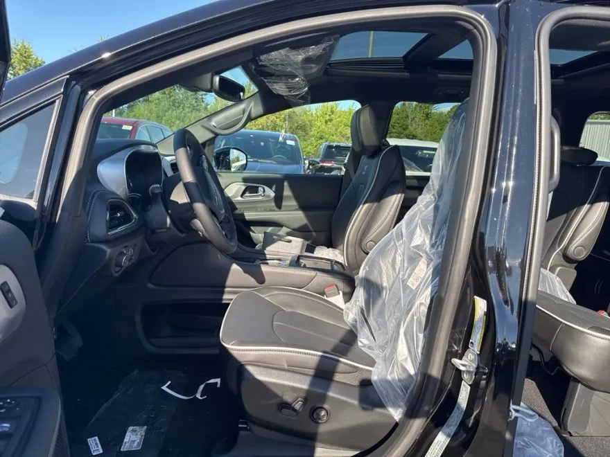 2026 Chrysler Pacifica Limited photo 1