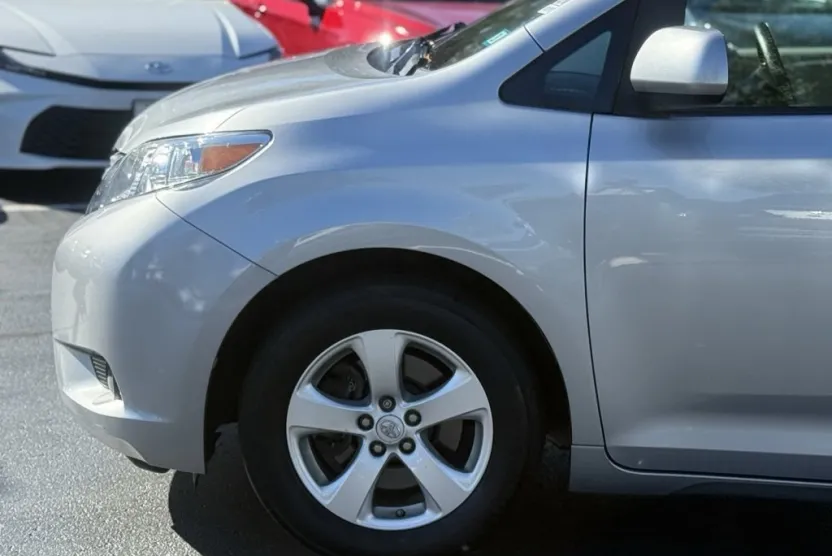 2017 Toyota Sienna LE photo 1
