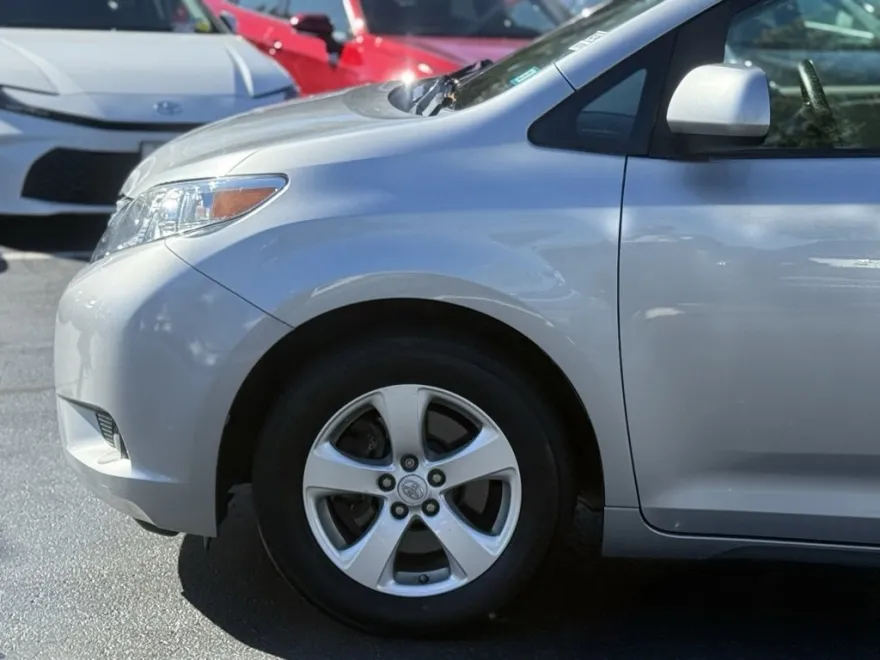 2017 Toyota Sienna LE photo 1