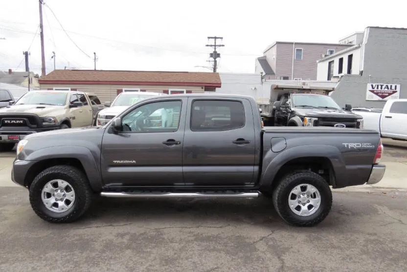 2013 Toyota Tacoma V6 4x4 Double Cab photo 1