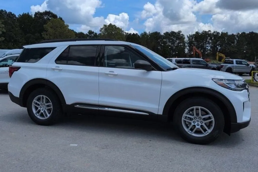 2025 Ford Explorer photo 1