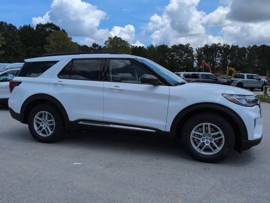 2025 Ford Explorer photo 1