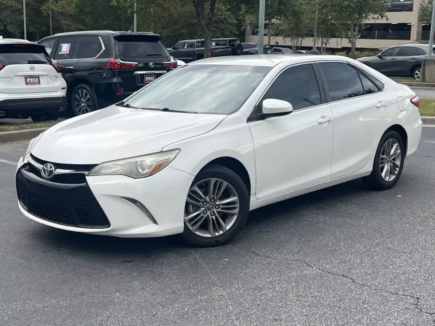 2016 Toyota Camry SE photo 1