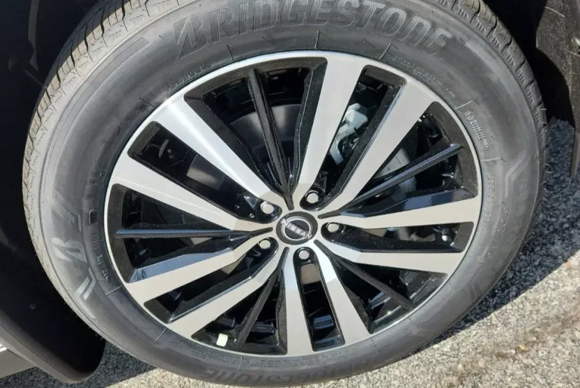 2025 Nissan Pathfinder Platinum photo 1