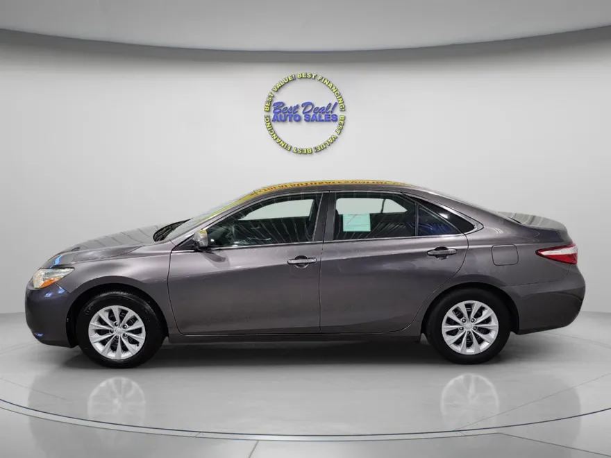 2017 Toyota Camry LE photo 1