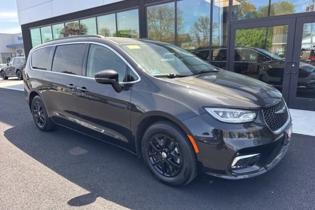 2022 Chrysler Pacifica Touring L photo 1