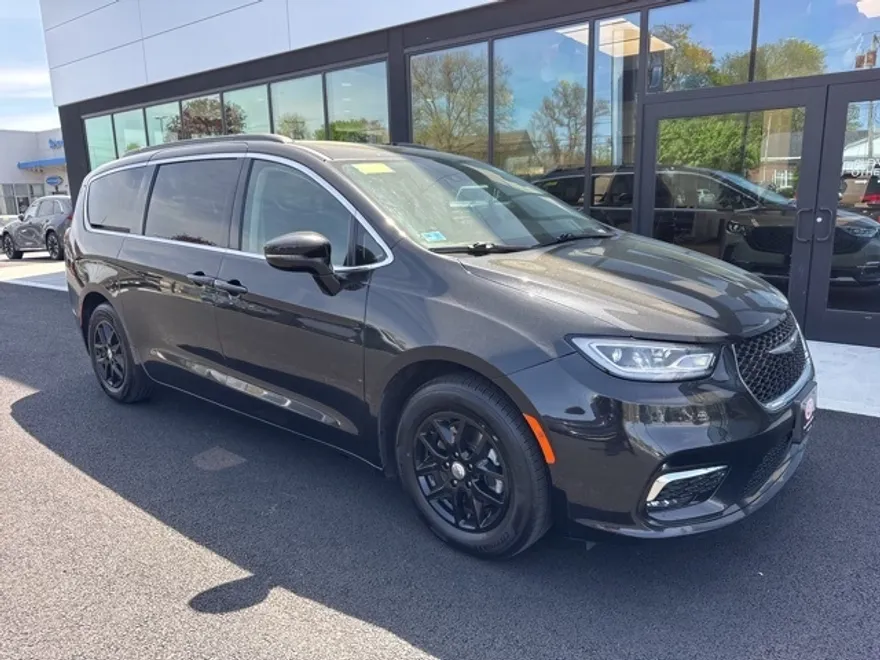 2022 Chrysler Pacifica Touring L photo 1