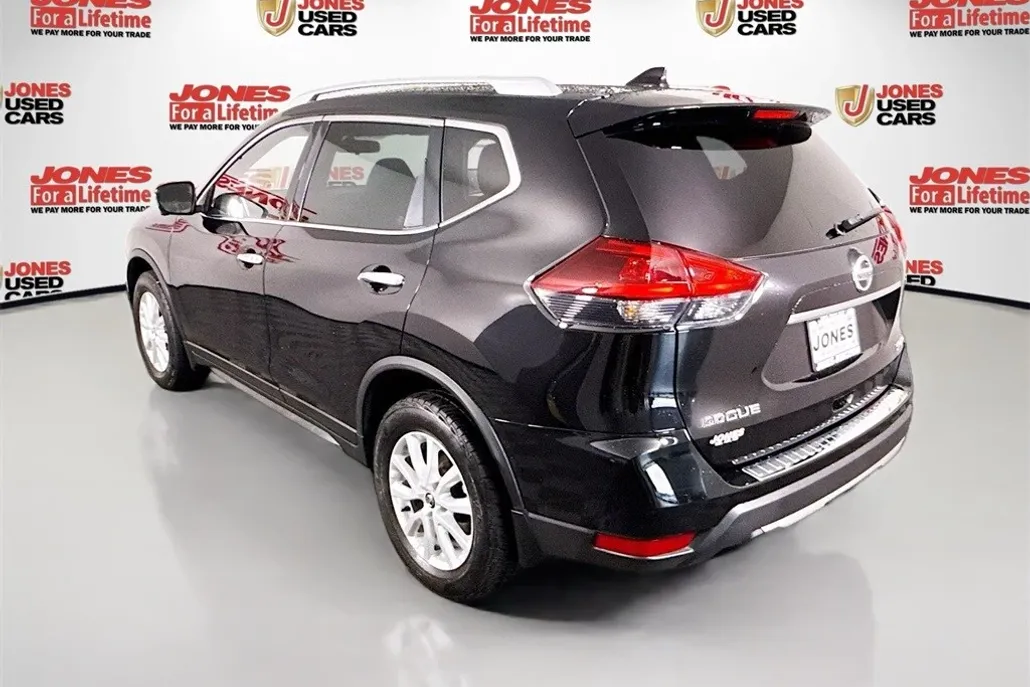 2018 Nissan Rogue SV photo 1