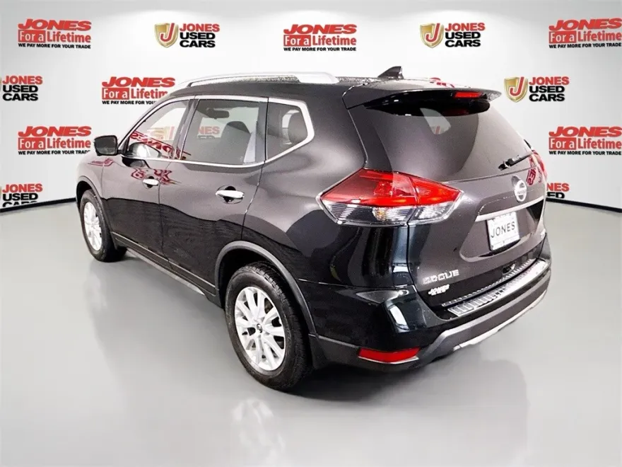 2018 Nissan Rogue SV photo 1