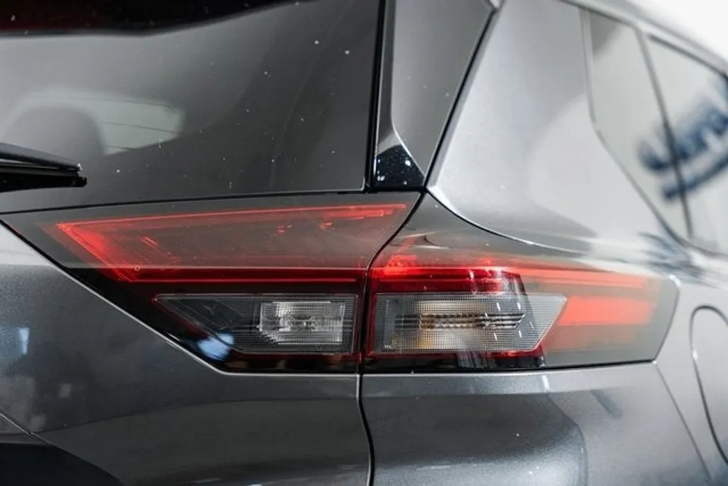 2022 Nissan Rogue SL photo 1