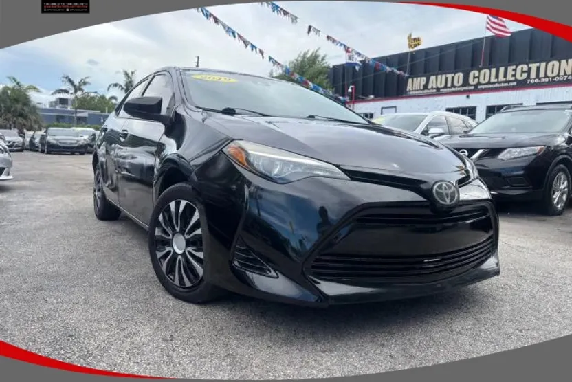2019 Toyota Corolla LE photo 1