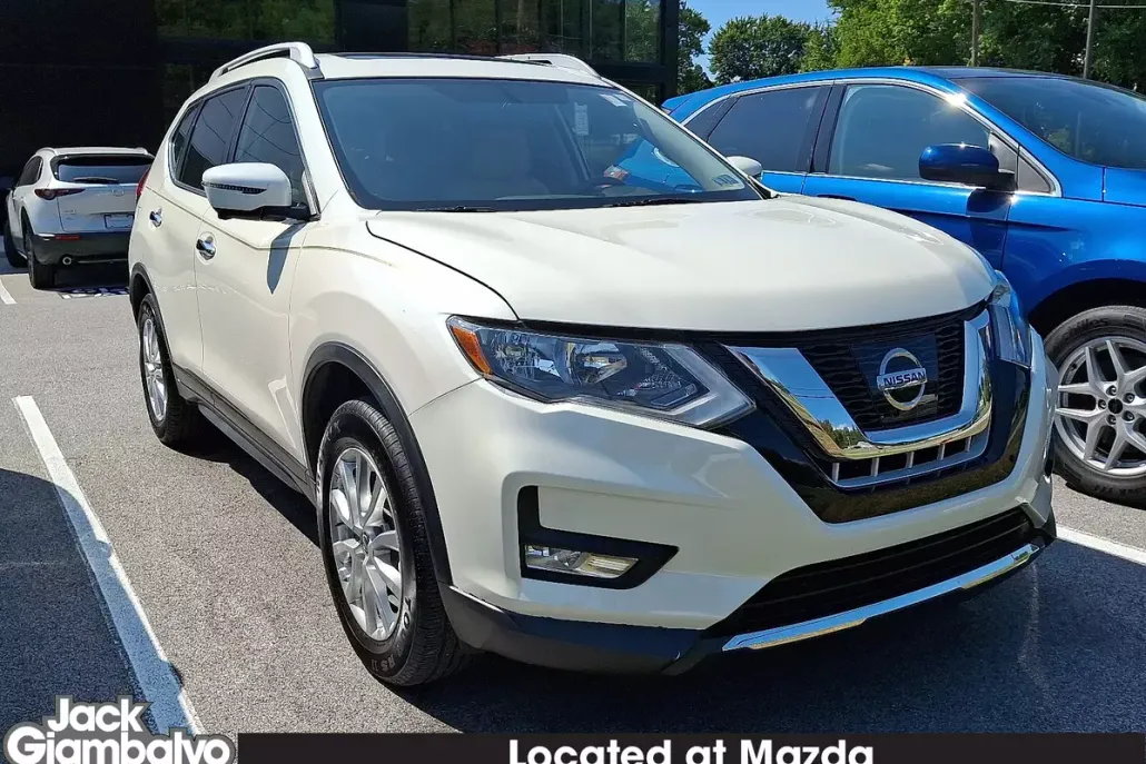 2017 Nissan Rogue SV photo 1