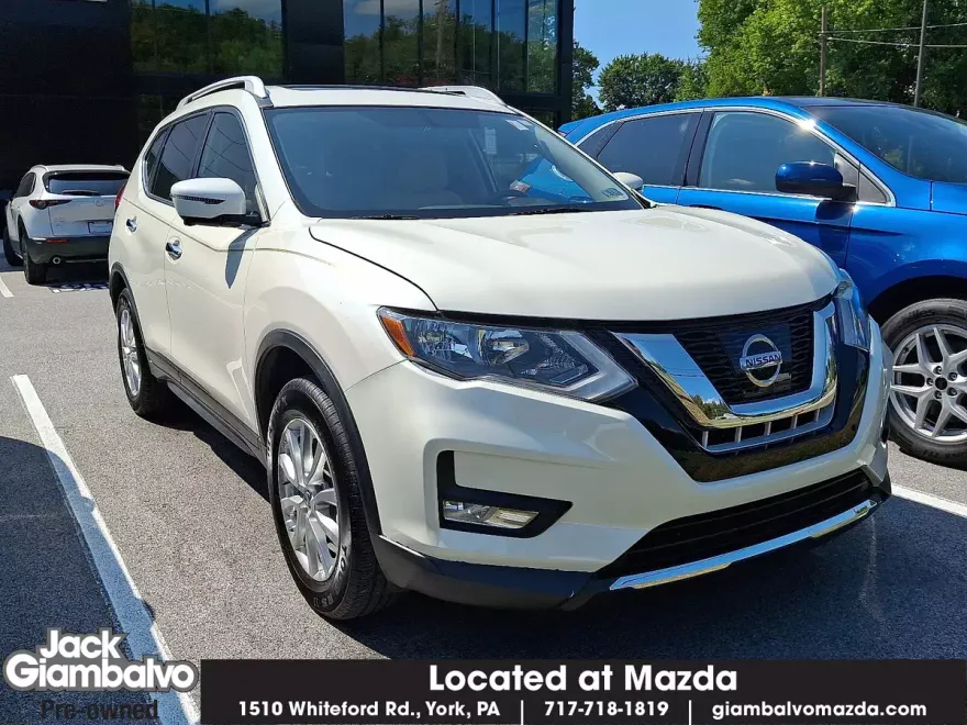 2017 Nissan Rogue SV photo 1