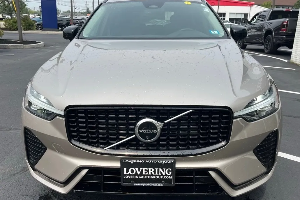 2025 Volvo XC60 B5 Plus photo 1