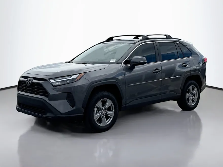 2022 Toyota RAV4 XLE photo 1