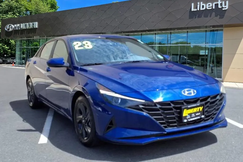 2023 Hyundai Elantra SEL photo 1