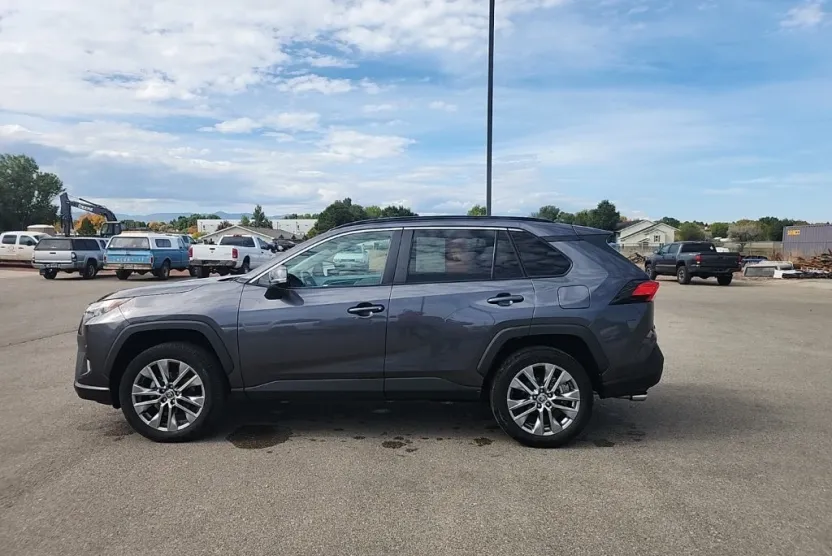 2022 Toyota RAV4 XLE Premium photo 1