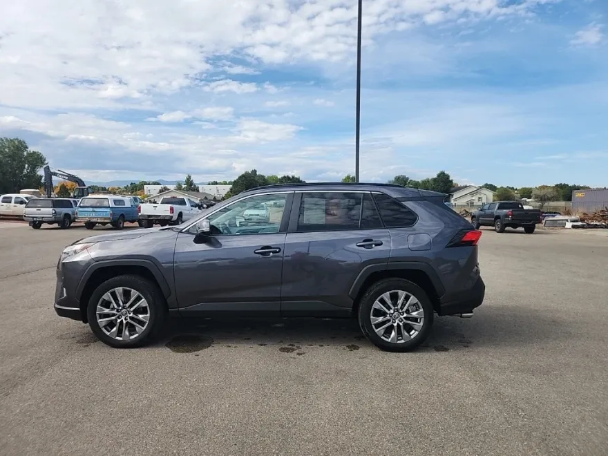 2022 Toyota RAV4 XLE Premium photo 1