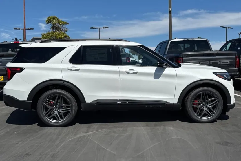 2025 Ford Explorer ST photo 1