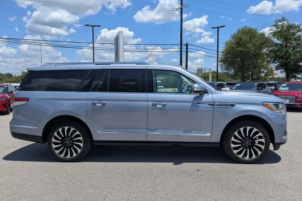 2022 Lincoln Navigator Black Label photo 1