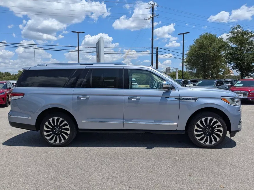 2022 Lincoln Navigator Black Label photo 1