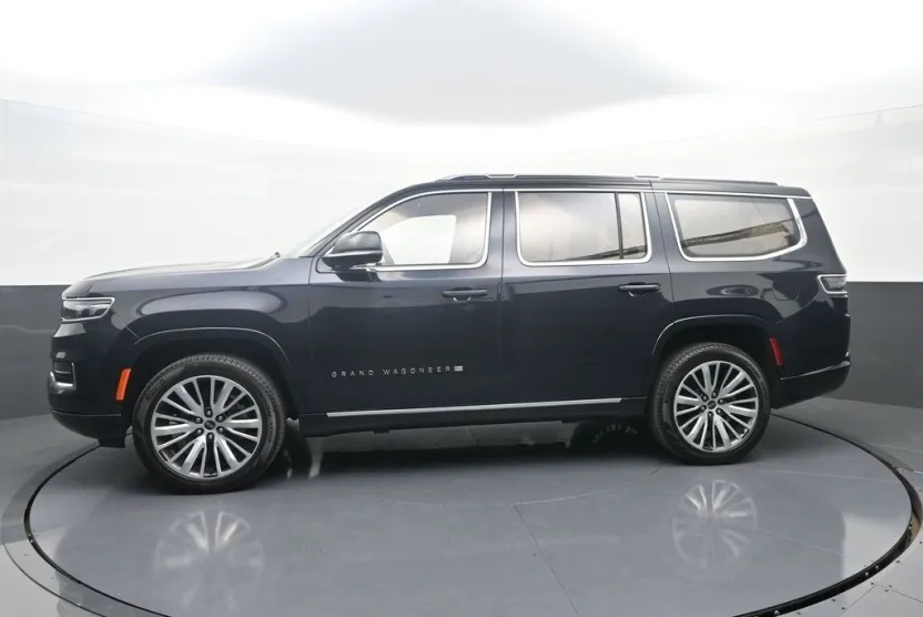 2023 Jeep Grand Wagoneer III photo 1