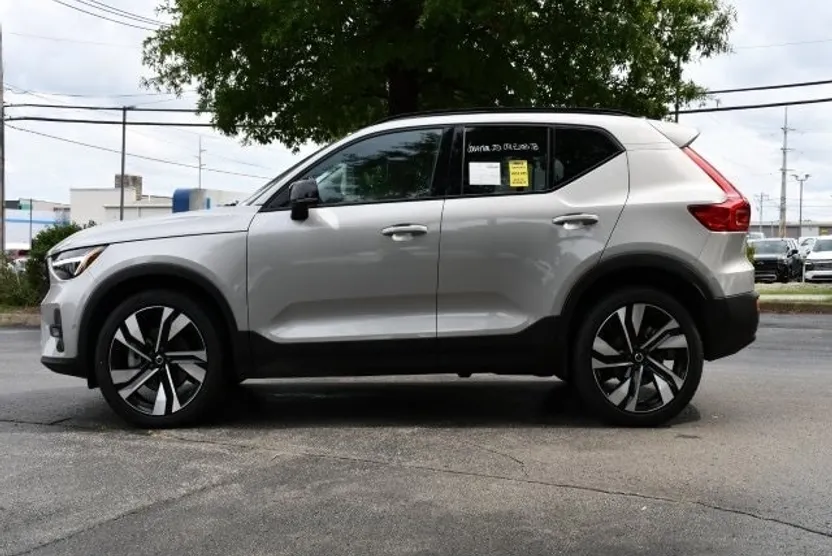 2025 Volvo XC40 Plus photo 1