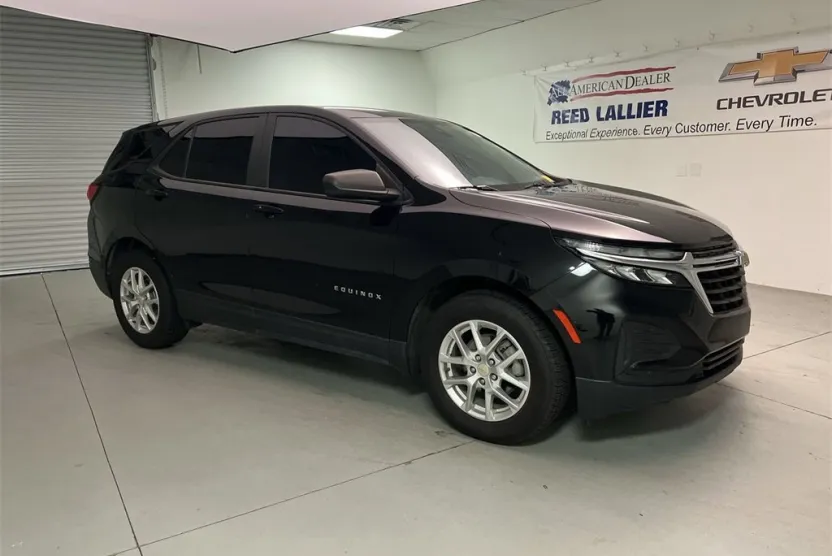 2022 Chevrolet Equinox LS photo 1