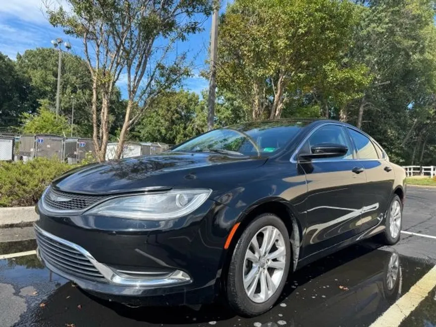 2017 Chrysler 200 Limited photo 1