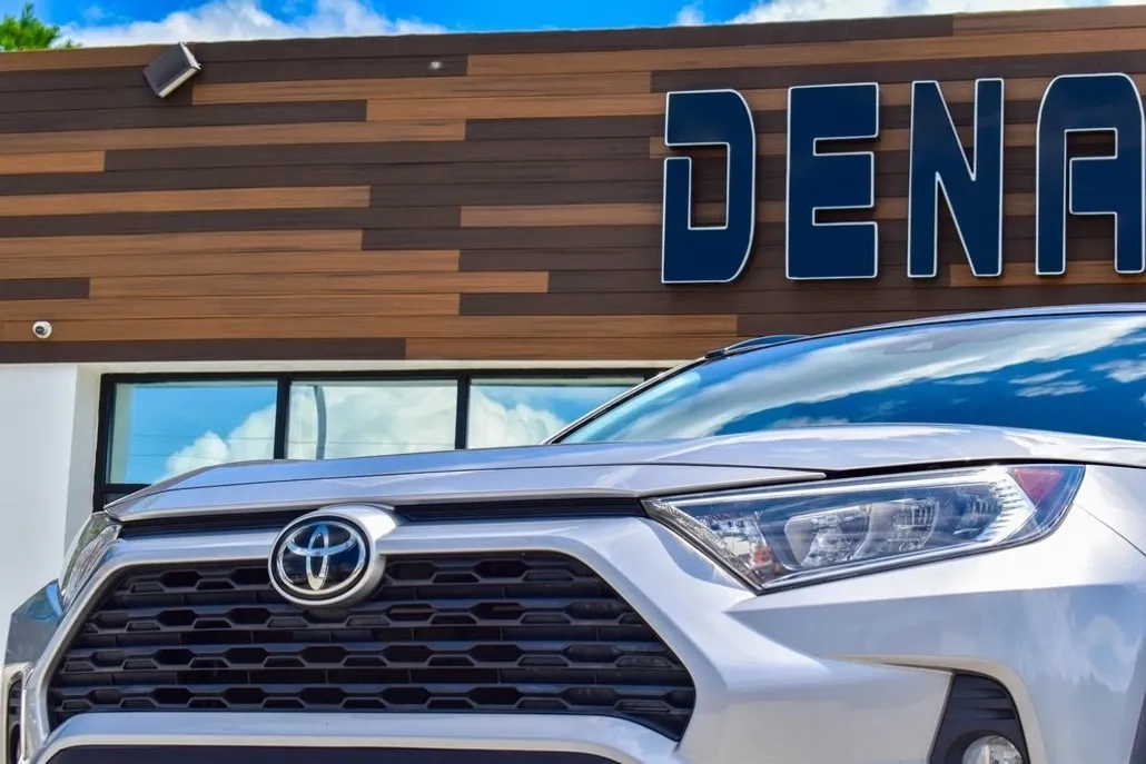 2020 Toyota RAV4 XLE photo 1