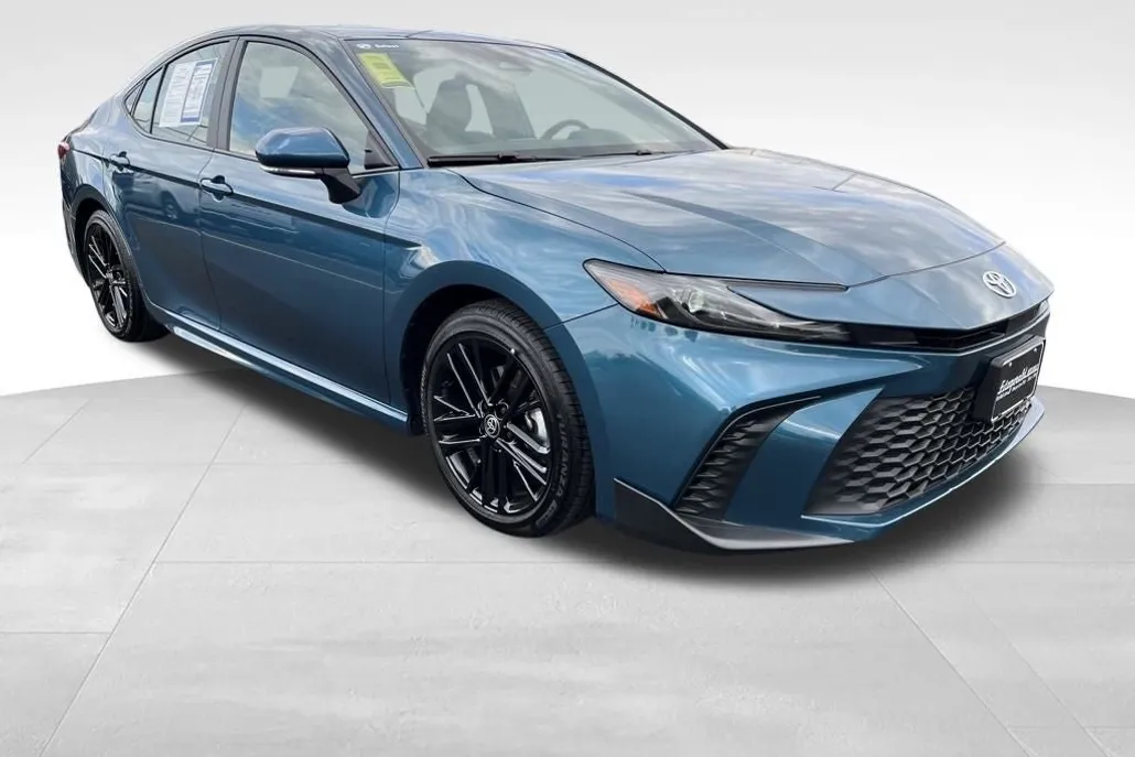 2025 Toyota Camry SE Hybrid photo 1