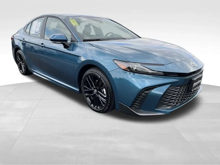 2025 Toyota Camry SE Hybrid photo 1