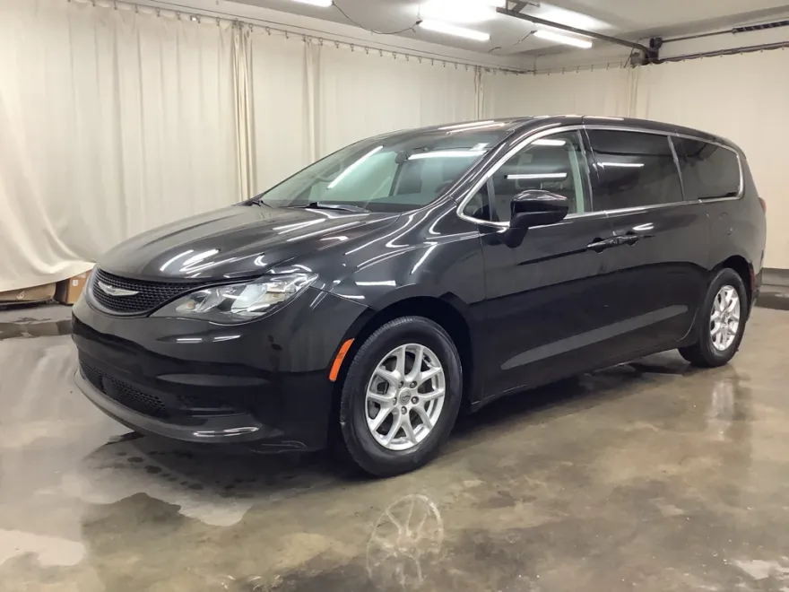 2022 Chrysler Voyager LX photo 1