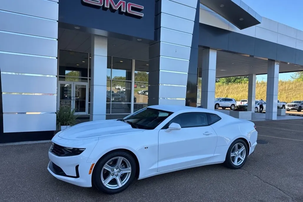 2023 Chevrolet Camaro 1LT photo 1