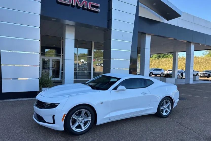2023 Chevrolet Camaro 1LT photo 1