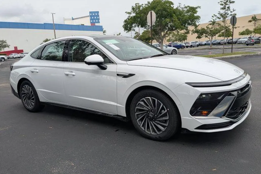 2025 Hyundai Sonata Hybrid Limited photo 1