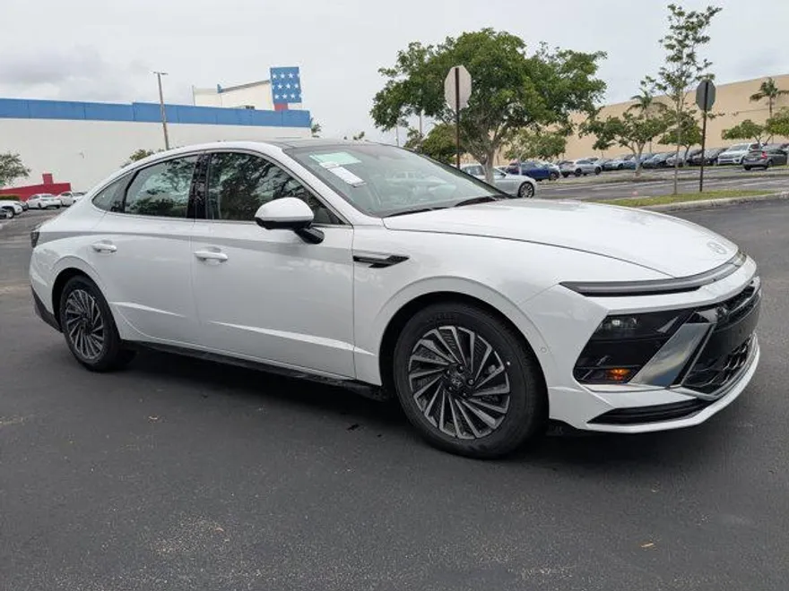 2025 Hyundai Sonata Hybrid Limited photo 1