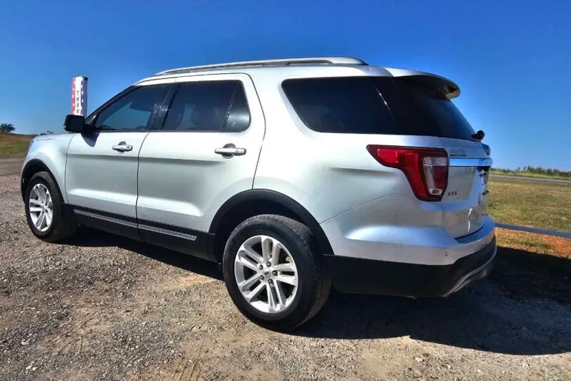2017 Ford Explorer XLT photo 1