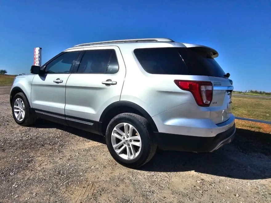 2017 Ford Explorer XLT photo 1