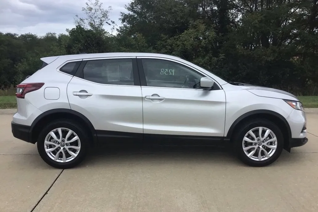 2022 Nissan Rogue Sport S photo 1
