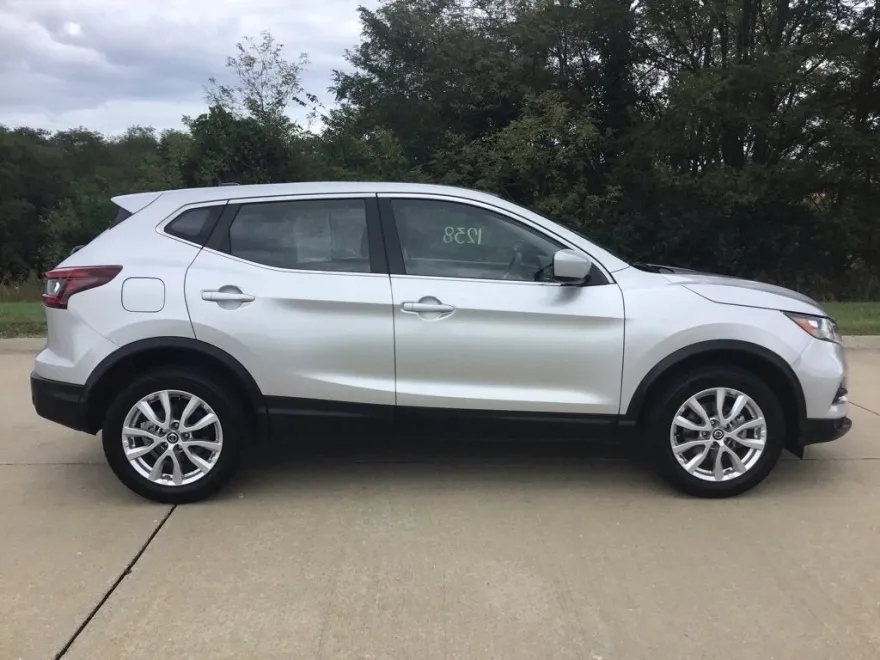 2022 Nissan Rogue Sport S photo 1