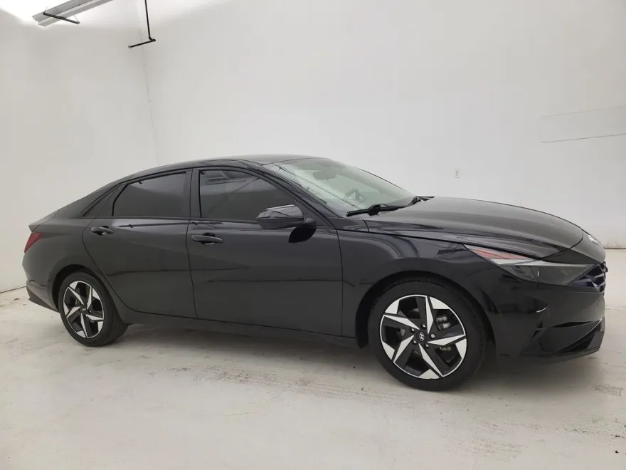 2023 Hyundai Elantra SEL photo 1