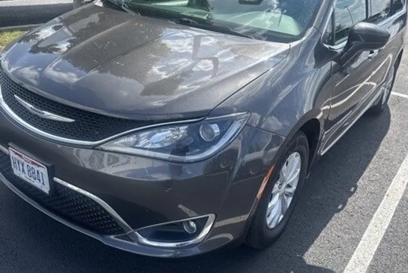 2019 Chrysler Pacifica Touring L photo 1