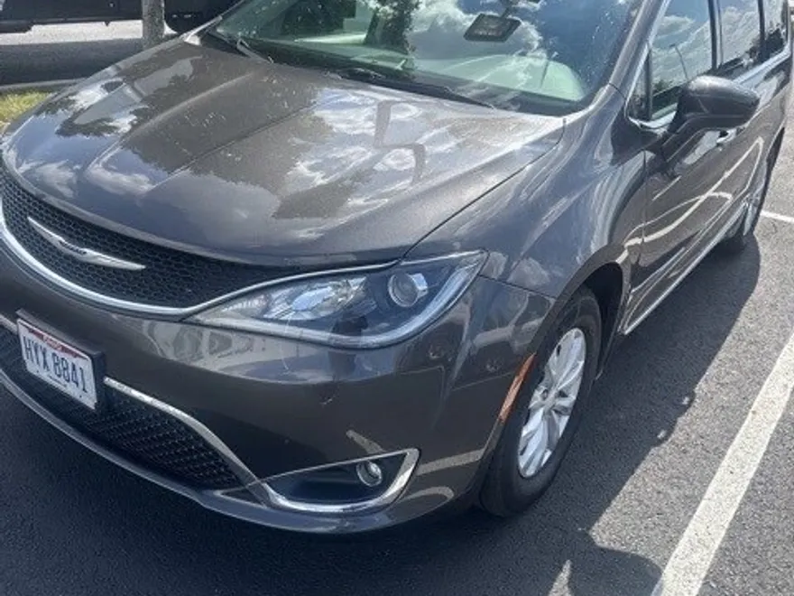 2019 Chrysler Pacifica Touring L photo 1
