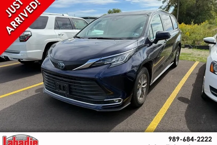 2023 Toyota Sienna XLE photo 1