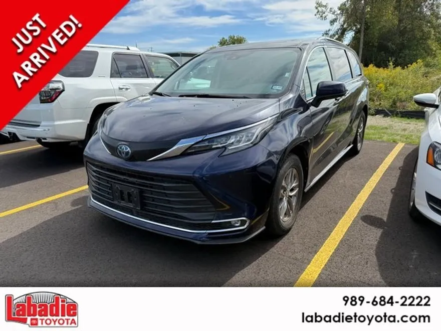 2023 Toyota Sienna XLE photo 1
