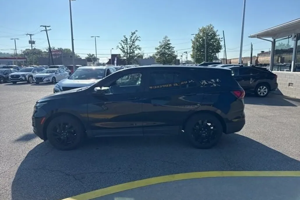 2023 Chevrolet Equinox LS photo 1
